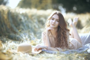 buğday tarlası yaz manzara, mutlu genç model / özgürlük ve rahatlama kavramı yaz ve sonbaharda