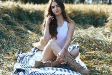 genç mutlu avrupa modeli / yaz tatili, yaz manzara doğada bir yürüyüş, tek başına yetişkin bir kız