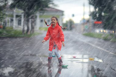 yağmur / sonbahar portre bir kız çocuk portresi, küçük kız yağmurluk yağmurluk hava düşer