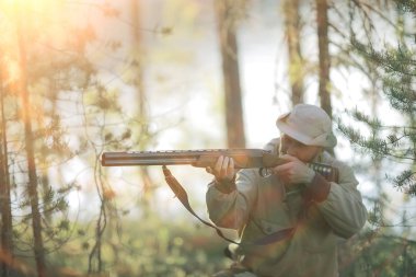 adam orman yaz / orman peyzaj avcılık gider, bir av tüfeği avı ile avcı