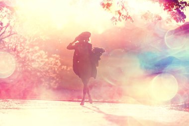 bir elbise yaz günü, mutluluk kadın genç model bir hasır şapka mutlu romantik kız