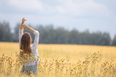 sonbahar alan kız sağlık / güzel genç model, bir yaz alanında manzara, sevimli mutlu model