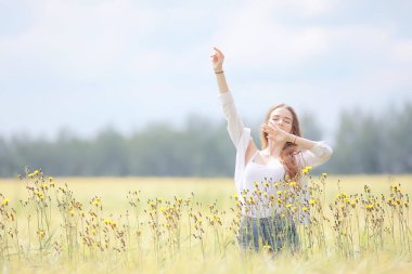 alanında genç yetişkin seksi kız / yaz mutluluk kavramı, güzel kadın