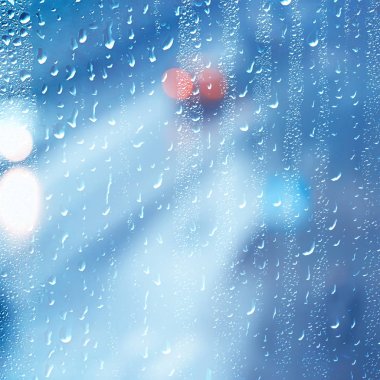 şehirde cam oto yol yağmur sonbahar gecesi / soyut sonbahar arka plan damla, oto trafik, araba ile romantik yolculuk