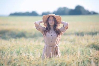 genç mutlu avrupa modeli / yaz tatili, yaz manzara doğada bir yürüyüş, tek başına yetişkin bir kız