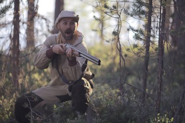 adam orman yaz / orman peyzaj avcılık gider, bir av tüfeği avı ile avcı