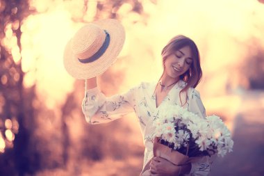 bir elbise yaz günü, mutluluk kadın genç model bir hasır şapka mutlu romantik kız