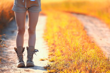 yaz trekking botlar kadın bacakları / alan kadın büyük ayakkabı kız anonim yürür
