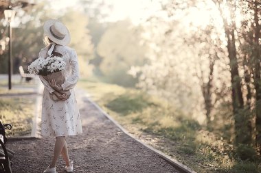 şehirde çiçek ile mutlu kız / yaz fotoğraf genç güzel kız bir şehir sokakta çiçek bir buket tutan