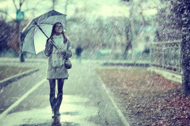 sonbahar yağmur damlaları modeli / yağmur hava, kız sonbahar bakmak, sıçramaları ve rüzgarda yağmur damlaları, şehirde ekim