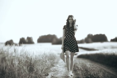 kız elbise buğday tarlası / mutlu yaz tatili konsepti, güneşli bir alanda bir model