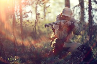 sonbahar ormanlarında bir silah avcılık ile avcılık adam / avcı, taiga sarı ağaçlar manzara