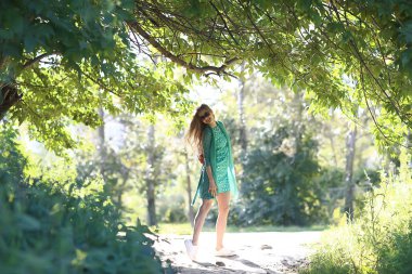 güneş gözlüğü neşeli sarışın / genç güzel kız, güneş gözlüğü, kadın yaz bakmak