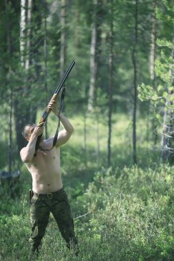 adam orman yaz / orman peyzaj avcılık gider, bir av tüfeği avı ile avcı
