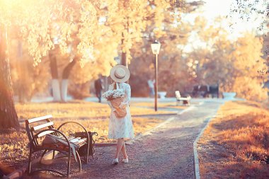 altın sonbahar kız portre / sonbahar manzara mutlu ücretsiz genç kız, hint yaz görünümü