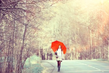 sonbahar stres kız / parkta yalnız kız, ekim görünümü, bir kadın ile manzara