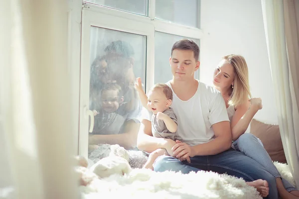 Mama Tata Dziecko Maluch Siedzi Oknie Młoda Rodzina Nowym Mieszkaniu — Zdjęcie stockowe