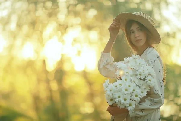 街の花を持つ幸せな女の子 夏の写真若い美しい女の子は 街の通りに花の花束を持っています — ストック写真