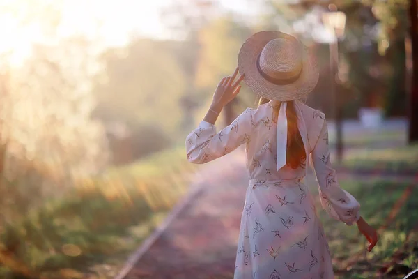 Menina Romântica Chapéu Palha Vista Das Costas Modelo Menina Posa — Fotografia de Stock