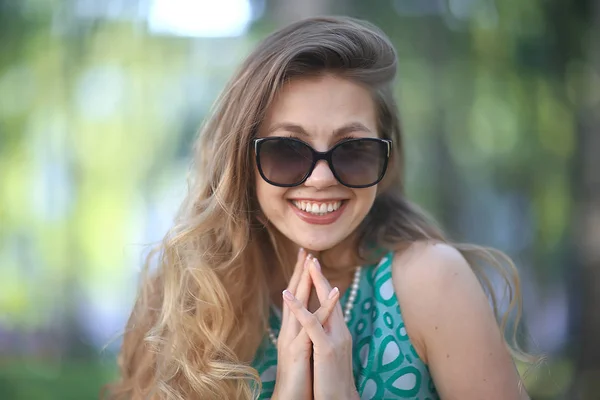 Glad Blondin Solglasögon Ung Vacker Flicka Solglasögon Kvinna Sommarlook — Stockfoto