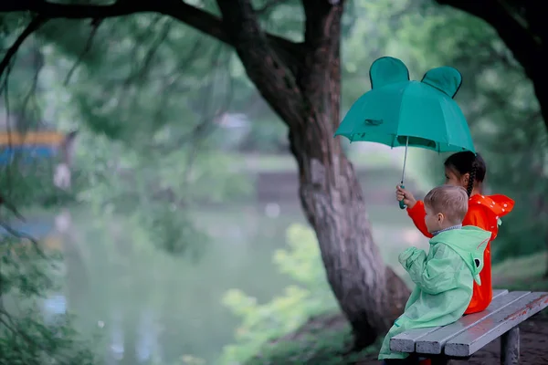 Frate Soră Sub Umbrelă Parc Băiat Fată Parcul Toamnă Plimbare — Fotografie, imagine de stoc