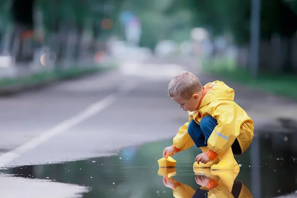 Ein Junge Spielt Boote Einer Pfütze Kindheit Spaziergang Herbstspiel Park — Stockfoto