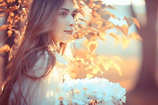 Dziewczyna Trzyma Bukiet Kwiatów Spacer Parku Romantyczny Młody Piękny Ładny — Zdjęcie stockowe