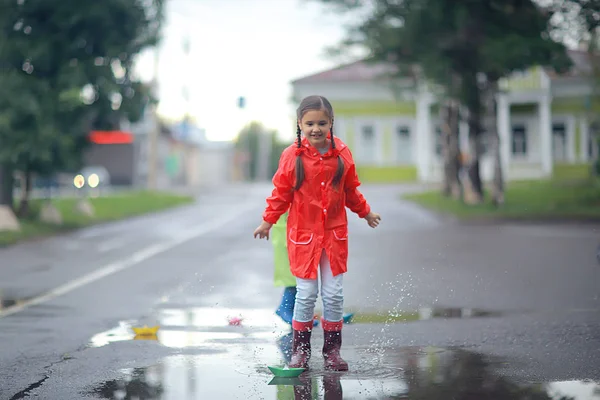 Девушка Резиновых Сапогах Лужа Осень Концепция Погоды Дождь Теплая Одежда — стоковое фото