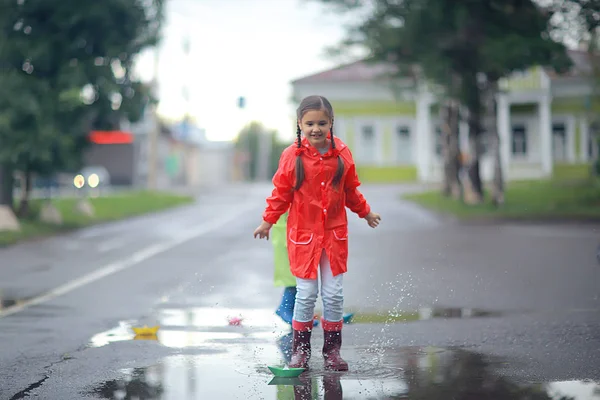 Menina Borracha Botas Poça Outono Tempo Conceito Chuva Roupas Quentes — Fotografia de Stock