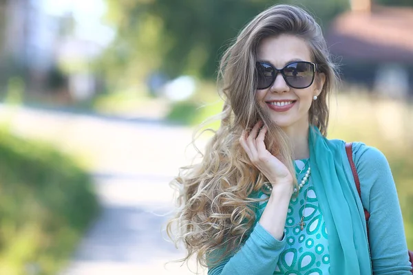 Rubia Verano Ciudad Parque Paseo Hermosa Ver Hermosa Mujer Joven — Foto de Stock