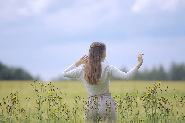 Autunno Campo Ragazza Salute Bella Giovane Modello Paesaggio Campo Estivo — Foto Stock