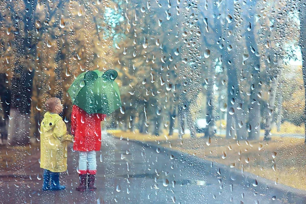 Bruder Und Schwester Unter Einem Regenschirm Park Junge Und Mädchen — Stockfoto