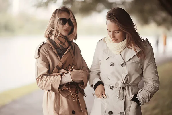 Autunno Moda Parco Ragazze Due Look Passeggiata Parco Della Città — Foto Stock