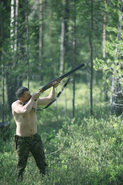 Mann Geht Sommer Auf Waldjagd Landschaft Wald Jäger Jagt Mit — Stockfoto