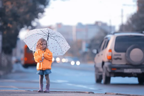 Bambina Con Ombrello Bambino Piccolo Passeggiata Autunnale Piovosa Bambino Bagnato — Foto Stock