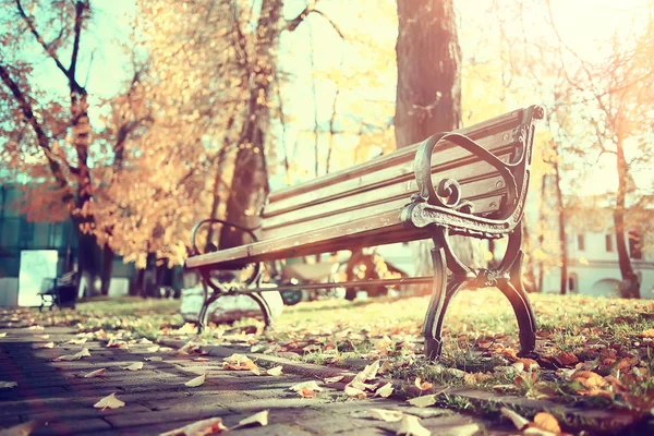 秋の公園の風景のベンチ 季節の風景は 秋の孤独な公園で休息 — ストック写真