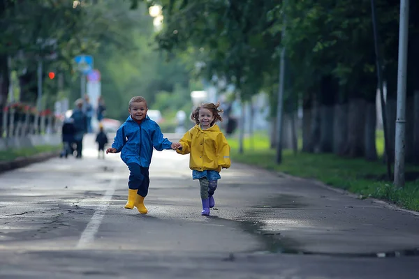 Niños Corren Impermeables Parque Verano Lluvia Caminar Hermano Hermana Niños — Foto de Stock