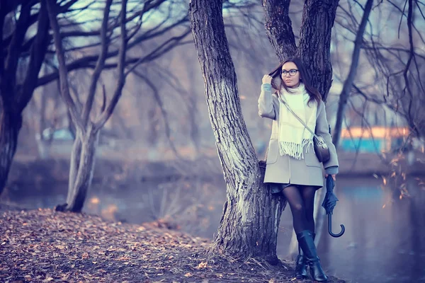 Autunno Stress Girl Solitario Ragazza Nel Parco Vista Ottobre Paesaggio — Foto Stock