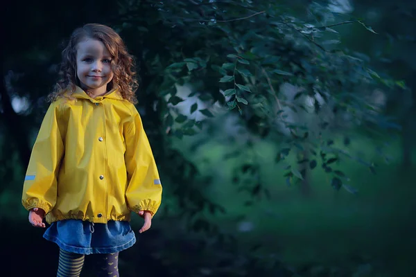 穿着黄色雨衣的小女孩 穿着秋装的孩子的肖像 在雨中散步 — 图库照片