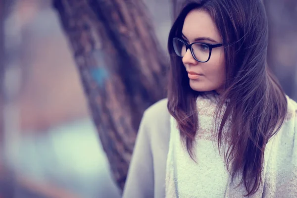 Podzimní Dívčí Brýle Podzimní Vzhled Dívky Průhledných Brýlích Zrak — Stock fotografie