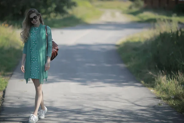 Blond Zomer Stadspark Wandeling Mooi Uitzicht Mooie Jonge Vrouw Stedelijke — Stockfoto