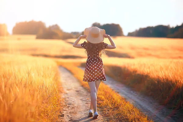 Halm Hatt Lycka Utsikt Från Ryggen Flickan Sommarvy Från Ryggen — Stockfoto