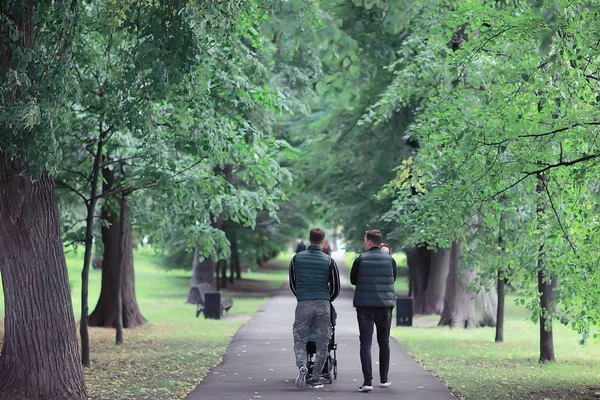 Dos Chicas Miran Teléfono Otoño Paseo Otoño Ciudad Parque Abrigo —  Fotos de Stock