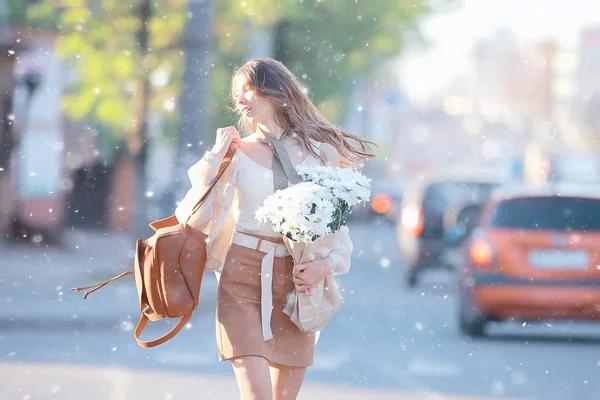 Poplar Fluff Menina Felicidade Jovem Menina Adulta Paisagem Urbana Modelo — Fotografia de Stock