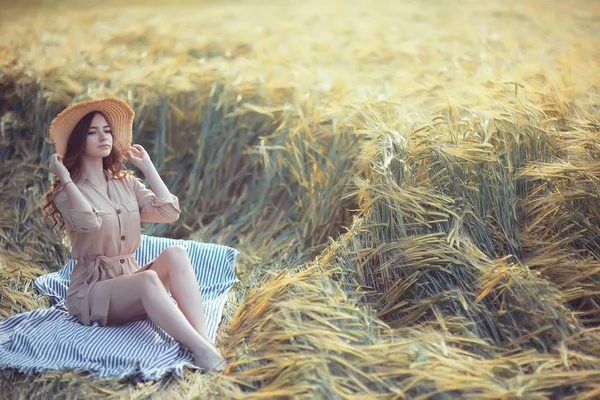 Mädchen Sitzt Auf Einem Feld Mit Strohhut Sommerurlaub Rest Junge — Stockfoto