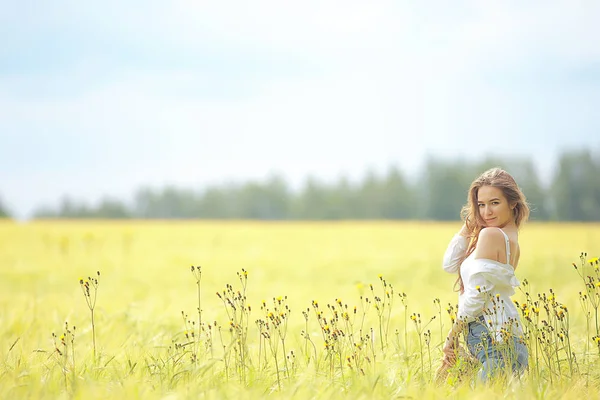 Anonym Flicka Fältvy Från Ryggen Lycka Frihet Joyful Girl Mood — Stockfoto