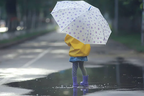 Menina Borracha Botas Poça Outono Tempo Conceito Chuva Roupas Quentes — Fotografia de Stock