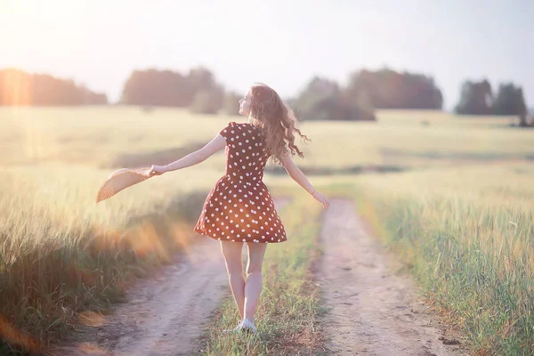 Flicka Klänning Vetefält Happy Summer Vacation Koncept Modell Ett Soligt — Stockfoto