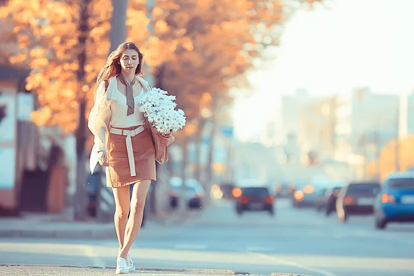 街の花を持つ幸せな女の子 夏の写真若い美しい女の子は 街の通りに花の花束を持っています — ストック写真