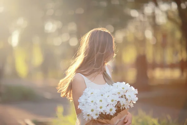 都会の風景の中を歩く花束を持つ都会のデート 幸せな女の子を待っている女の子 柔らかい光 — ストック写真